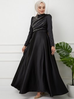 Önü Volan ve Taş Detaylı Saten Siyah Abiye Elbise