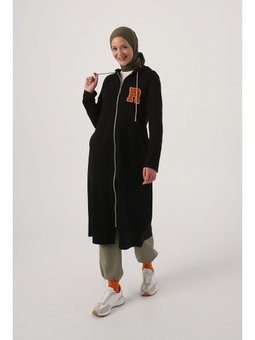 Siyah Kapüşonlu Aplike Nakışlı Hırka