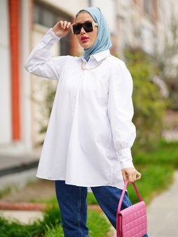 Ön Kısa Arka Uzun Pileli Ve Zincirli Kolyeli Beyaz Gömlek Tunik