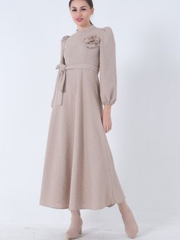 Bej Tüvid Kumaş Çiçek Detaylı Kolları Lastikli Seyyar Kuşaklı Elbise