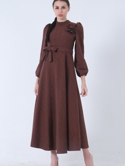 Kahve Tüvid Kumaş Çiçek Detaylı Kolları Lastikli Seyyar Kuşaklı Elbise