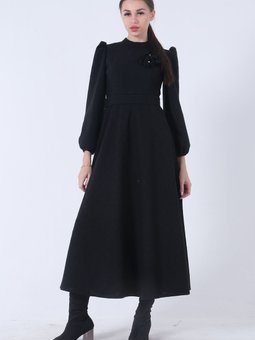 Siyah Tüvid Kumaş Çiçek Detaylı Kolları Lastikli Seyyar Kuşaklı Uzun Elbise