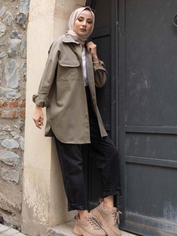 Kapaklı Iki Cepli Tahta Düğmeli Gömlek