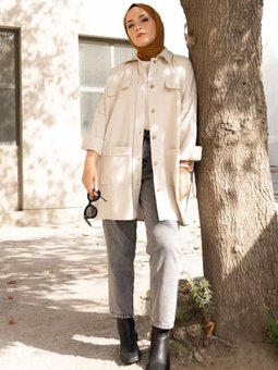 Süs Kapalı Iki Cepli Tahta Düğmeli Gömlek