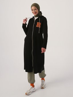 Siyah Kapüşonlu Aplike Nakışlı Hırka