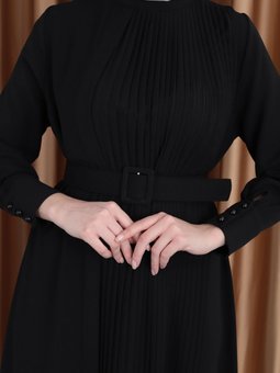 Pilise Detaylı Kemerli Tesettür Elbise