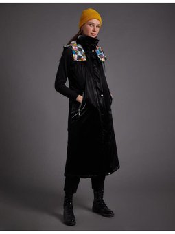 Dik Yaka Kapüşonlu Siyah Yelek