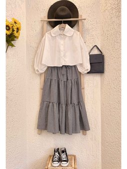 Beyaz Bebe Yaka Crop Gömlek & Pötikare Kat Kat Etek Siyah Takım