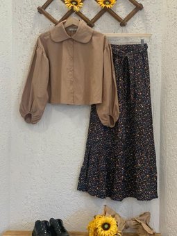 Sütlü Kahve Bebe Yaka Gömlek & Siyah Küçük Çiçekli Kat Kat Etek Takım