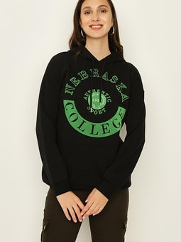 Siyah Kapüşonlu Cepli Baskılı Sweatshirt