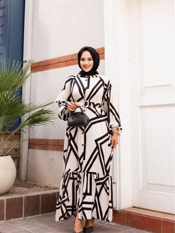 Beyaz Siyah Bisiklet Yaka Önü Düğmeli Ve Etek Büzgülü Şık Kemer İle Viskon Elbise