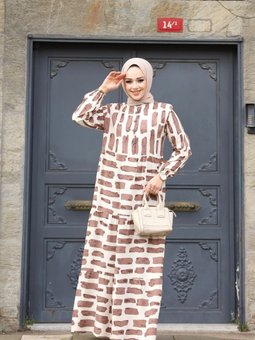 Gül Beyaz Bel Kuşaklı Dokuma Viskon Kumaş Şık Taş Desenli Elbise