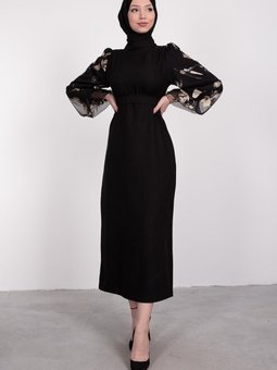 Kolları Gold Detaylı Kuşaklı Elbise Siyah