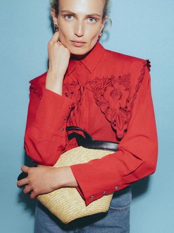 Nakış Detaylı Geniş Yaka Gömlek