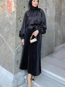 Şık Saten Görünümlü Uzun Piliseli Siyah Etek