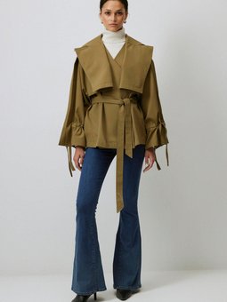 Kolu Büzgülü Kısa Trençkot