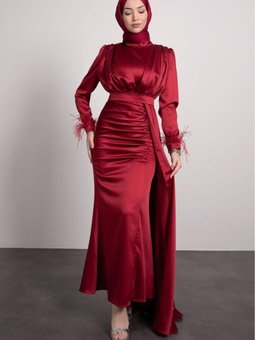 Kuyruk Detaylı Kolları Tüylü Abiye Elbise Kırmızı