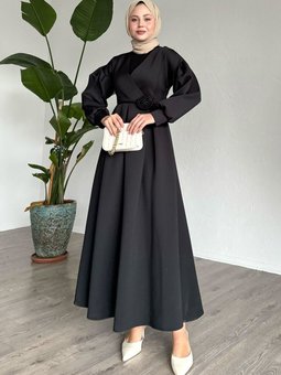 Gül Aksesuarlı Siyah Scuba Elbise