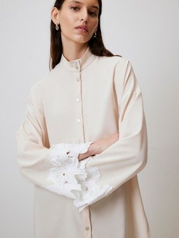 Dantel Manşetli Dik Yaka Gömlek