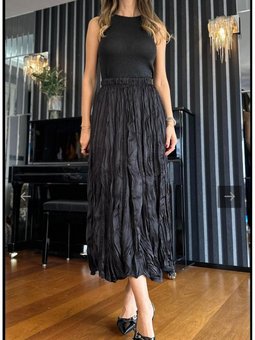 Siyah Kırışık Kumaş Pileli Büzgü Detaylı Uzun Etek