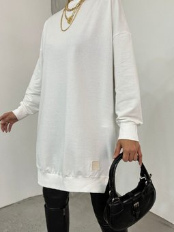 Beyaz Bisiklet Yaka Yırtmaçlı Armalı Sweat