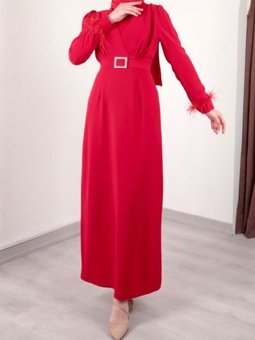 Kırmızı Tokalı Kemerli Kolu Tüy Detaylı Önü Çift Kat Elbise