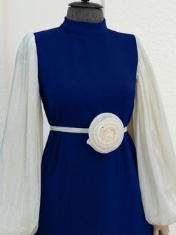 Saks Mavisi Balon Kol Manşeti Lastikli Güllü Kemerli Elbise