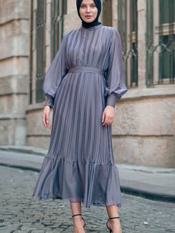 Gri Pileli Kemerli Elbise