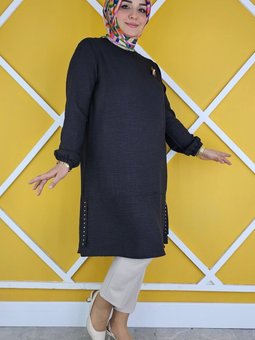 Siyah Broş Detaylı Ve Etek Ucu Taş Tunik