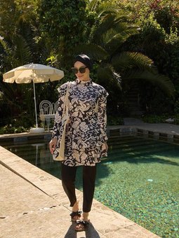 Siyah Likralı Fulya Model Beyaz Yaprak Desenli Tam Kapalı Mayo