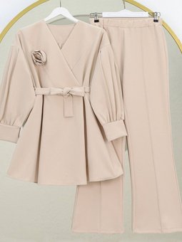 Bej Çapraz Yaka Gül Detaylı Kemerli İkili Takım