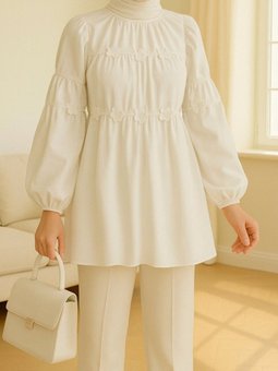 Beyaz Kolu Lastikli Çiçek Detaylı Tunik