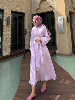 Pembe Yandan Çapraz Bağlamalı Elbise