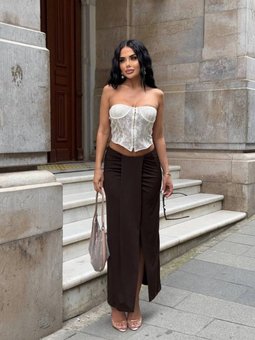 Kahverengi Uzun Büzgü Detaylı Yırtmaçlı Etek