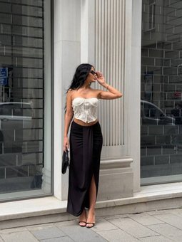 Siyah Uzun Büzgü Detaylı Yırtmaçlı Etek