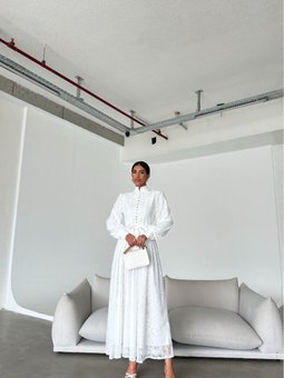 Beyaz Kuşaklı Düğme Detaylı Uzun Abiye Elbise