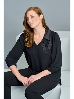 Büyük Beden Çiçek Aksesuarlı Siyah Bluz