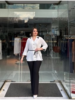 Büyük Beden Yaka Da Aksesuar Detaylı Ve Kendinden Kemerli Beyaz Gömlek