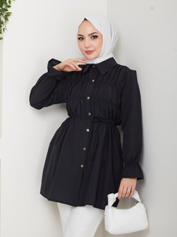 Düğmeli Bağcık Detaylı Siyah Gömlek