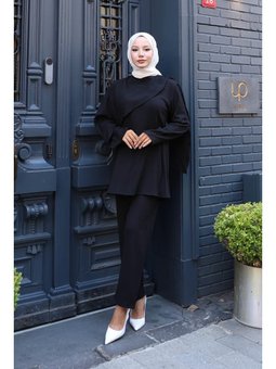 Pelerin Detaylı Siyah Takım