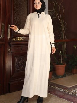 Beyaz Düğme Detaylı Triko Elbise