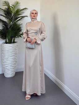 Bej Kol Manşeti Fırıfrlı Önü Taş Detaylı Saten Abiye Elbise