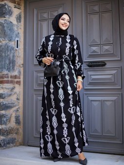 Siyah Bisiklet Yaka Önü Düğmeli Ve Kuşaklı Etek Büzgülü Viskon Elbise