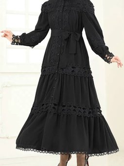 Siyah Kuşaklı Dantel Detaylı Elbise