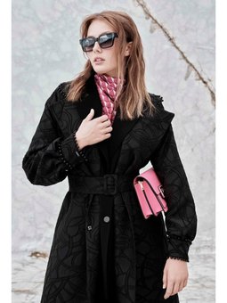 Kabartma Desenli Kemer Ve Kol Detaylı Siyah Kap