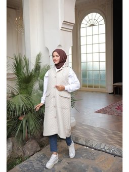 Kapüşonlu Düğmeli Kolsuz Cepli Kapitone Uzun Bej Yelek 46)