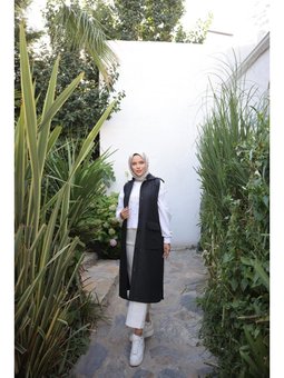 Kapüşonlu Düğmeli Kolsuz Cepli Kapitone Uzun Siyah Yelek 46)