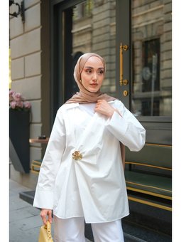 Broş Detay Poplin Beyaz Gömlek