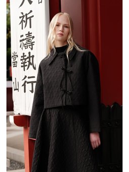 Kapitone Bağlamalı Kısa Siyah Ceket