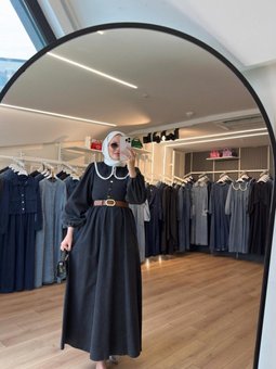 Siyah Güpürlü Bebe Yaka Deri Kemerli Teettür Kot Elbise